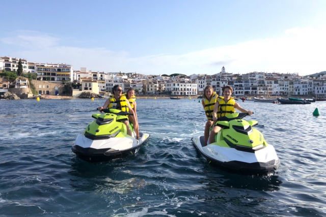 Con las jet skis en la costa de Palamós