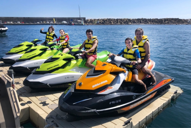 Sobre las jet skis en el pantalán