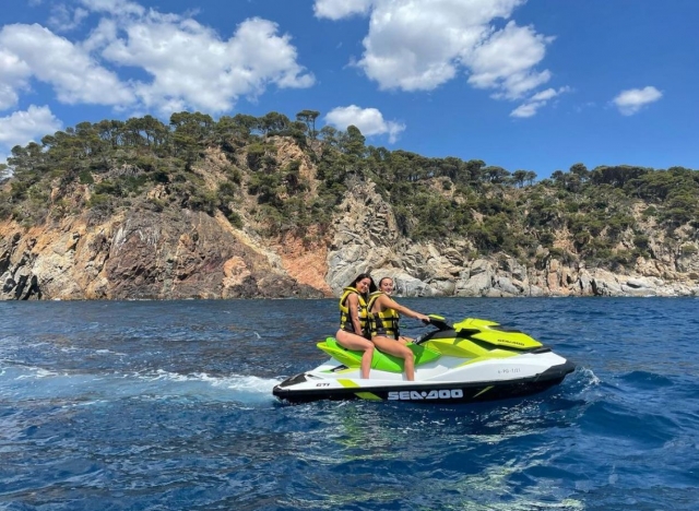  Amis sur la côte de Palamos avec le jet ski 