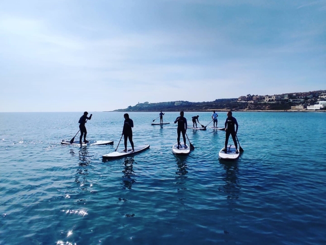  Gruppe genießt Paddeln auf dem SUP-Board 