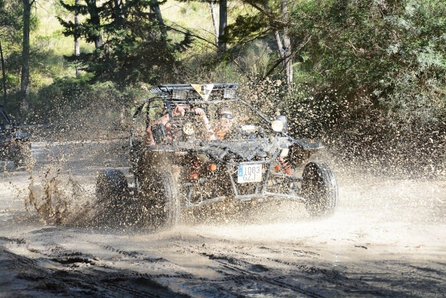  Buggy éclaboussé par l'eau de Cala Mandia 