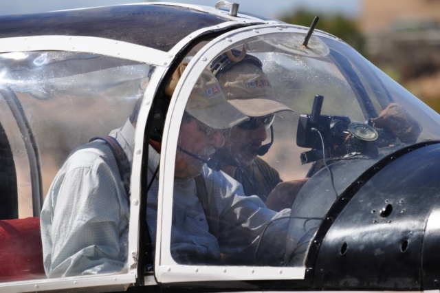 En la cabina de la avioneta junto al piloto