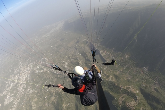 Volando en parapente cerca del Parque Nacional del Teide