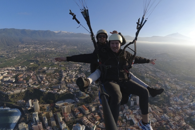 Disfrutando del parapente en Tenerife