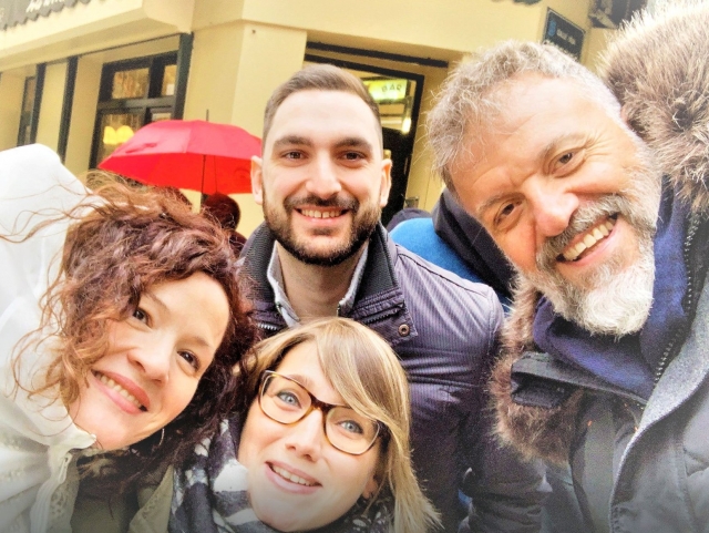  Amici che si divertono in questa escape room