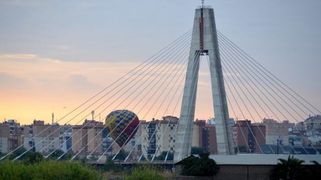  Balão de ar quente a descolar junto a Badajoz ponte 
