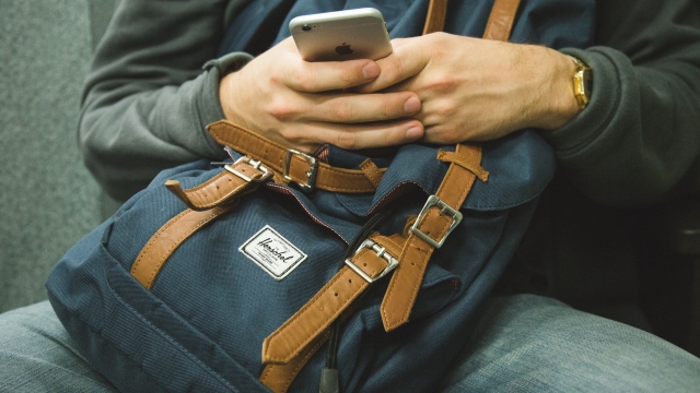  Mit dem Mobiltelefon folgen Die Escape-Room-Hinweise
