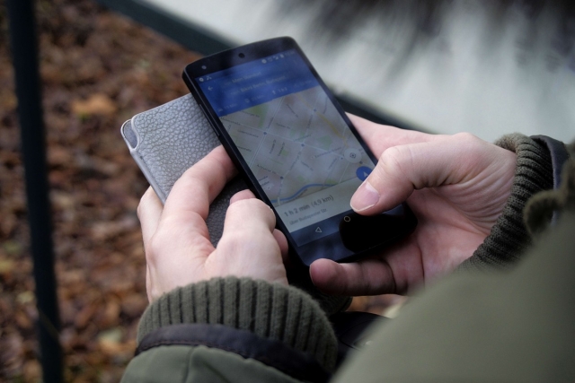  En suivant la carte avec le mobile 