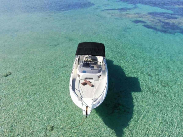  乘船穿过伊维萨岛的海湾 