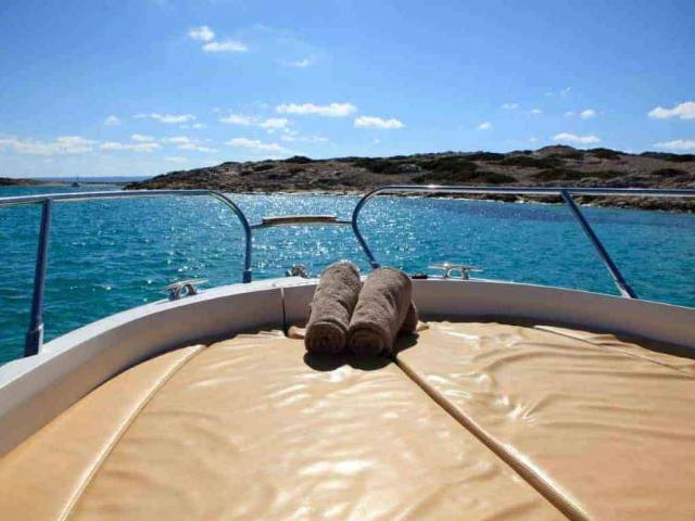  Bug des Bootes beim Verlassen von Puerto Marina Ibiza 