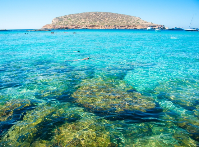 Aguas cristalinas de las calas de Ibiza