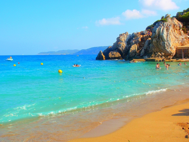 Imagina disfrutar del Seascooter en esta playa de Ibiza