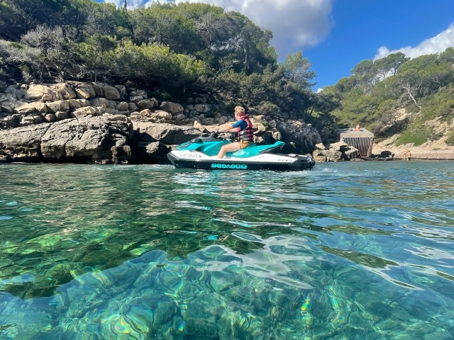 在水晶透明水中的jetski 