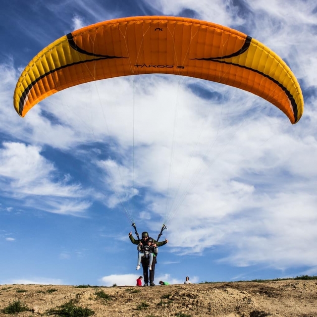Pequenino decolando de parapente 