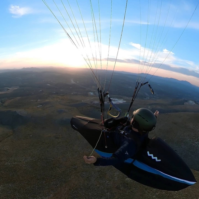  Voando de parapente ao pôr do sol 