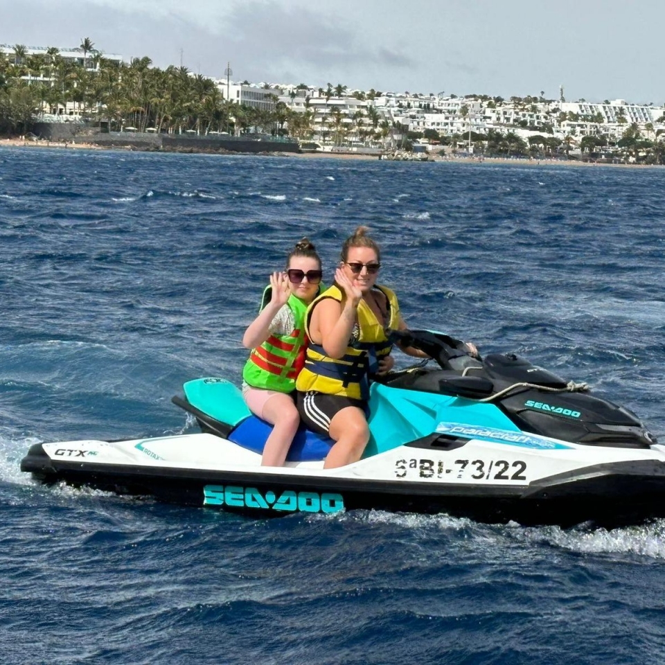 Sube a una moto de agua biplaza