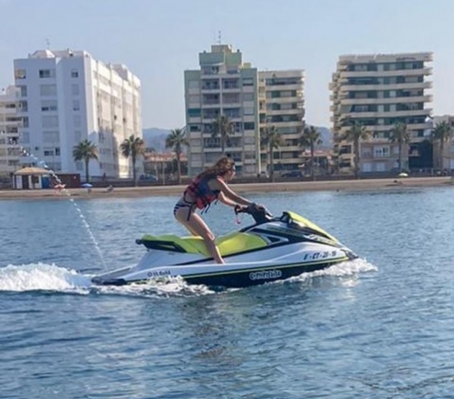 Jeune homme conduisant le jet-ski