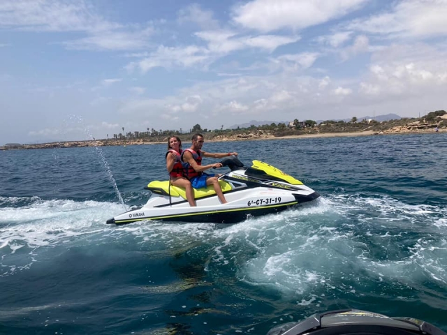 Couple à Aguilas sur le jet ski 
