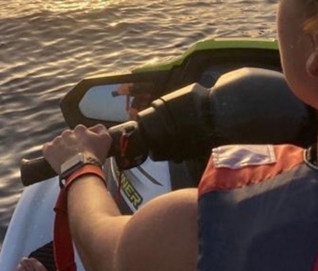  Dirigindo o jet ski ao pôr do sol - cópia 