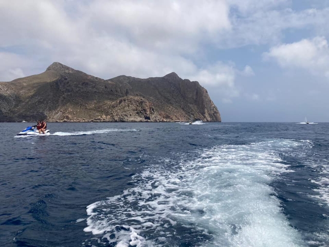  Amis sur les jet skis sur le rivage 