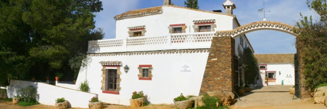 La fachada del cortijo en Gerena