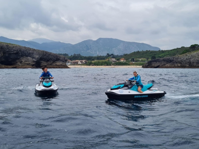  Pilotando le moto d'acqua lungo la costa asturiana 