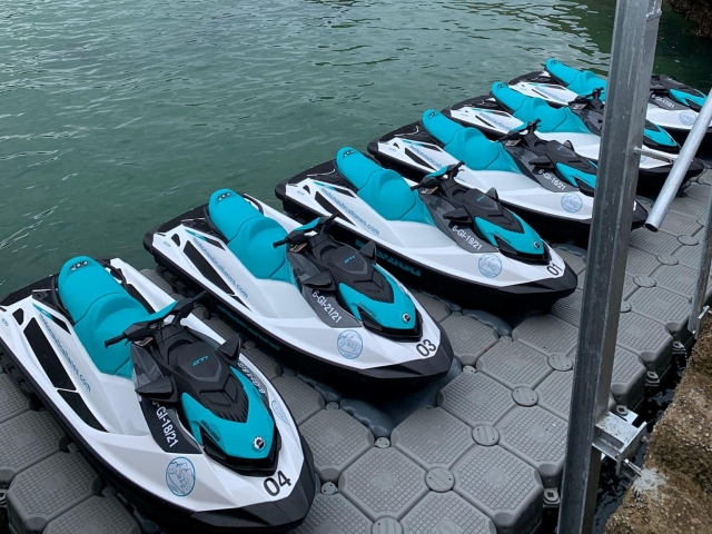  Jet skis dans le port de Celorio