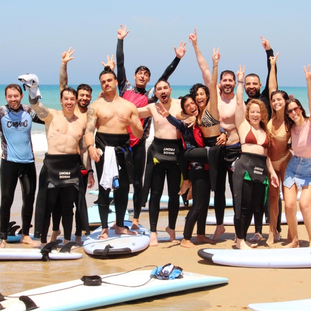 Contentos tras aprender cómo surfear en Cádiz