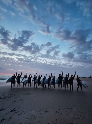 Equipo listo tras las clases de surf
