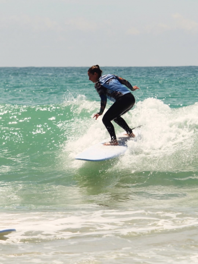 Disfruta cogiendo las olas de surf