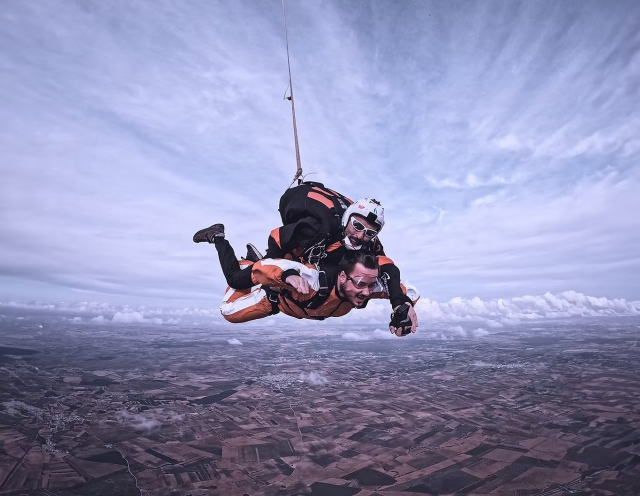 Parachute jump for 2 Casas de los Pinos, 4500m