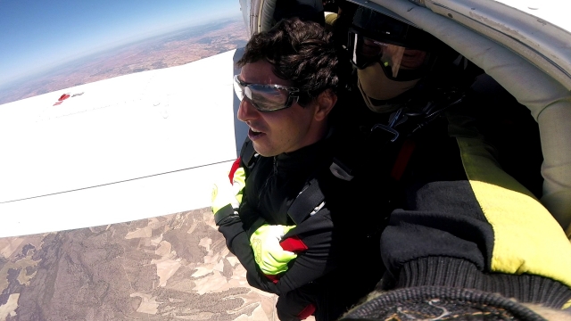 saliendo de la avioneta
