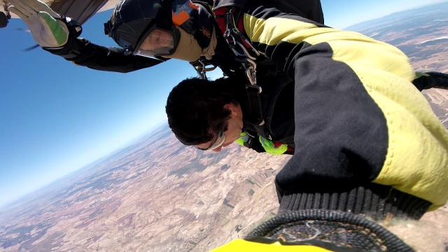 saltando de la avioneta