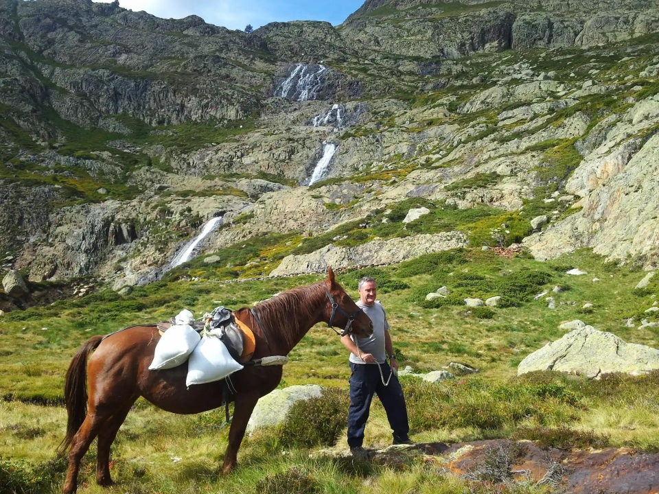 在莱达享受骑马