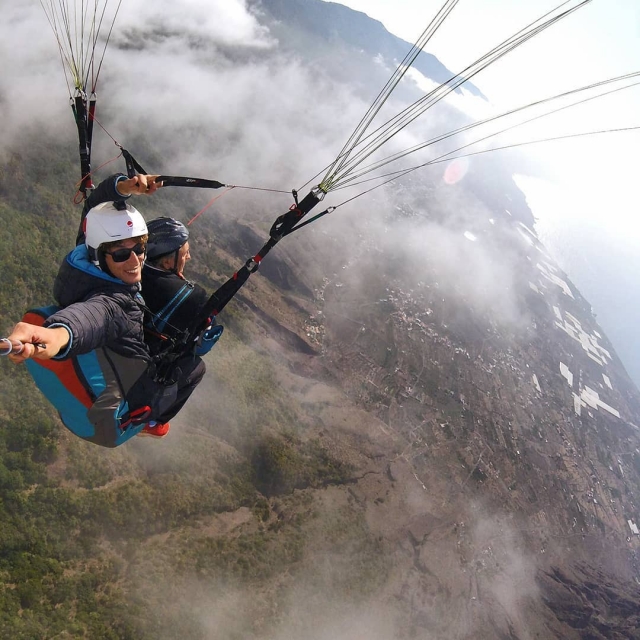  Attraversando le nuvole in parapendio