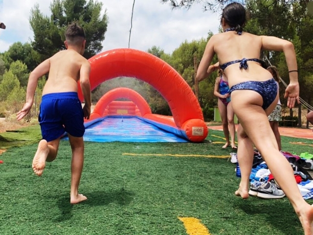 La pista de agua deslizante