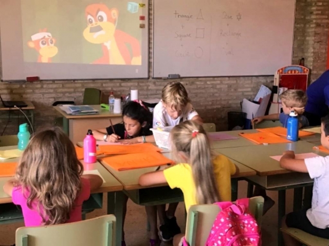 Niños en el taller de inglés