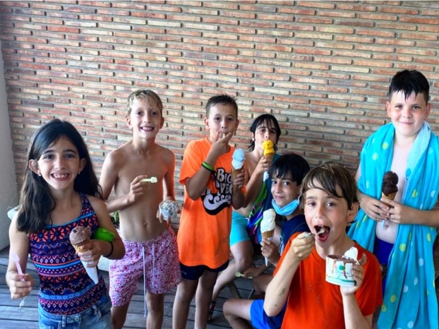 Comiendo helado en el campamento