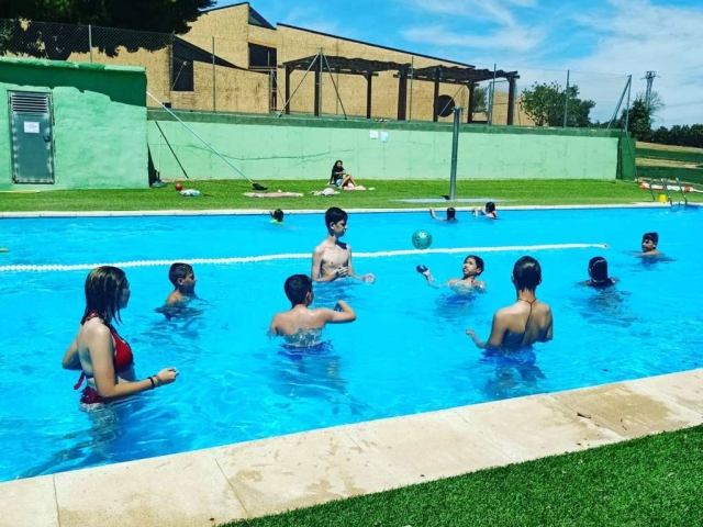 Jugando en la piscina