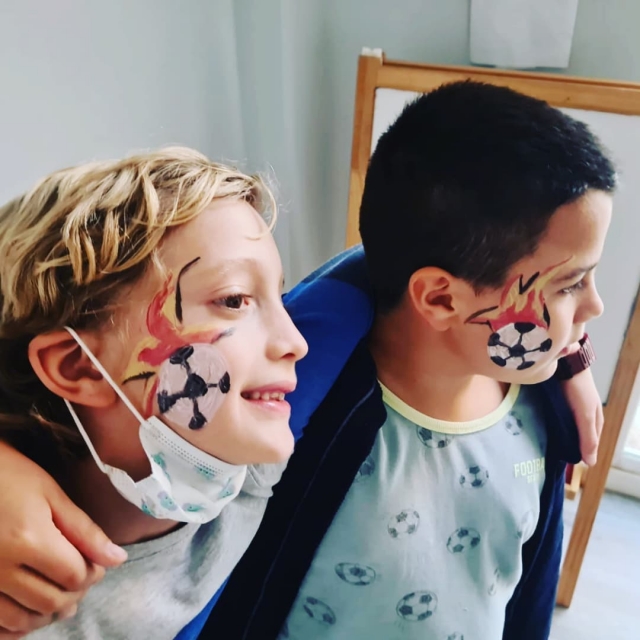 Unos niños con pinturas en la cara sacadas del taller