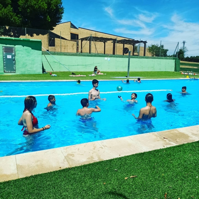 Disfrutando colectivamente en la piscina