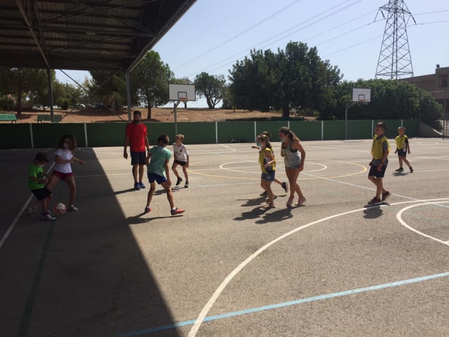 Echando un partido en la cancha de baloncesto