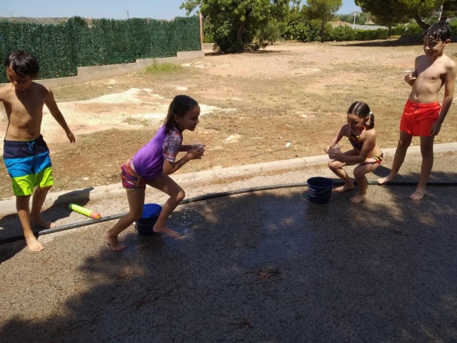 Refrescándose con agua en pleno verano