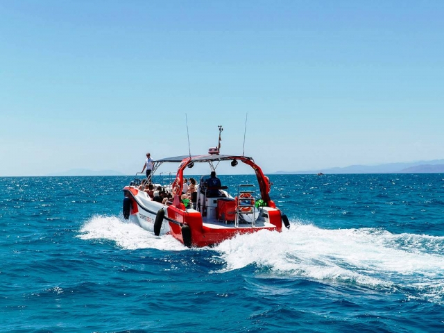  Barco acelerando no mar 