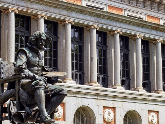 Estátua de Velázquez e fachada do Prado 