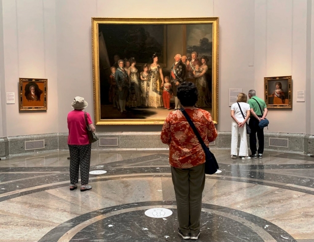  Olhando pinturas no Prado Museu 