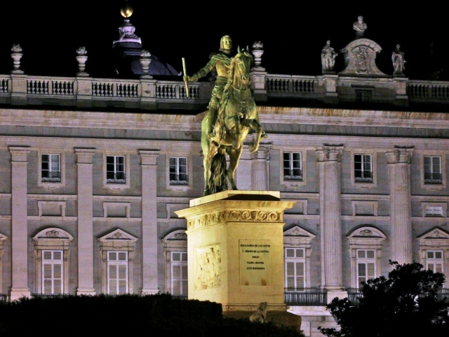  Fachada principal do Palácio Real
