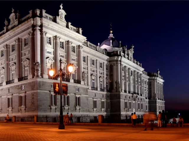  Palácio Real iluminado à noite 