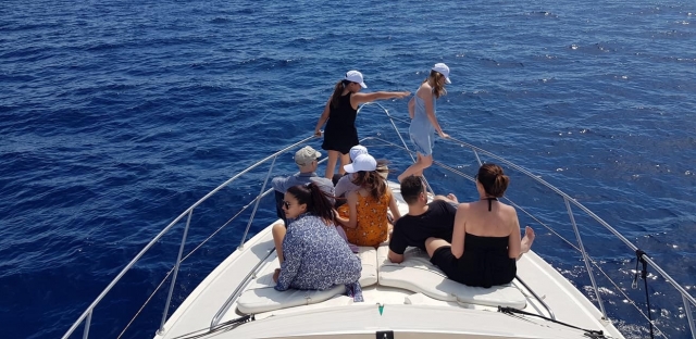  Auf dem Boot die Aussicht genießen 