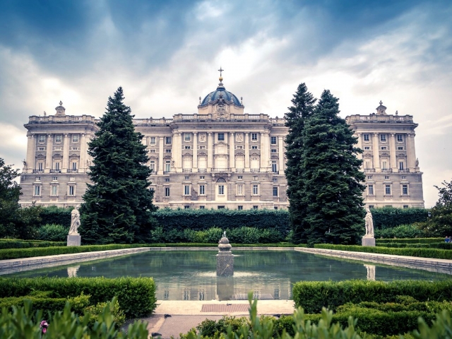  Giardino e facciata del Palazzo Reale di Madrid 